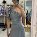 Γκρι φόρεμα με ένα μανίκι βολάν