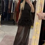 Φόρεμα καφέ εξώπλατο με διαφάνεια και πούπουλα στους γοφούς