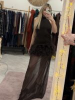 Φόρεμα καφέ εξώπλατο με διαφάνεια και πούπουλα στους γοφούς