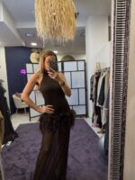 Φόρεμα καφέ εξώπλατο με διαφάνεια και πούπουλα στους γοφούς - Image 4