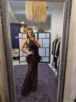 Φόρεμα καφέ εξώπλατο με διαφάνεια και πούπουλα στους γοφούς - Image 2