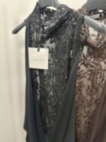 Φόρεμα μακρύ με ντραπέ και δαντέλα μπροστά και στην πλάτη - Image 5