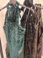 Φόρεμα μακρύ εξώπλατο με βελούδο και πούλια - Image 6