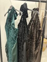 Φόρεμα μακρύ εξώπλατο με βελούδο και πούλια - Image 5